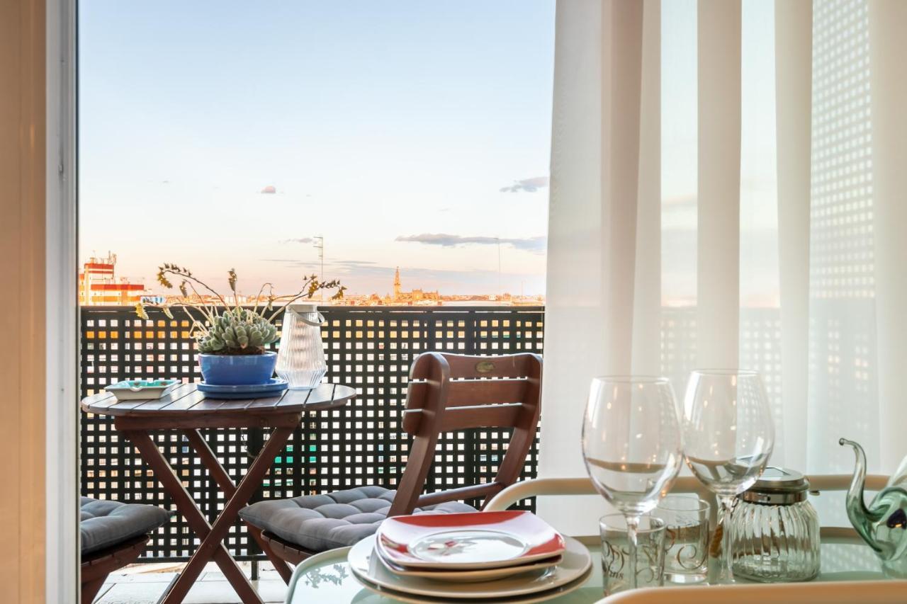 Apartamento Desde El Cielo De Triana Apartman Sevilla Kültér fotó